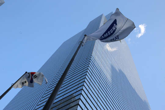 2015년 삼성전자 4분기 실적이 발표된 8일 오전 서울 서초구 삼성전자 사옥의 깃발이 바람에 날리고 있다.